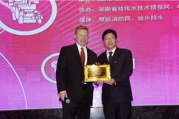 UL消防事業(yè)部總經(jīng)理Kevin R.Faltin與南方泵業(yè)股份有限公司總工程師趙才甫授牌合影。